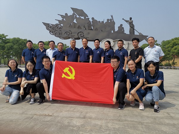 نظم فرع حزب تعريف الشركة جميع أعضاء الحزب لزيارة حديقة Yangzhong Dujiang الثقافية